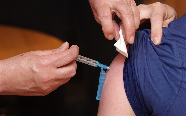 Coronavaccin är bara en av de stora läkemedelsbolagens produkter och konkurrensen på marknaden ökar hela tiden. Det innebär att vaccinen inte nödvändigtvis för med sig några stora intäkter till bolagen.