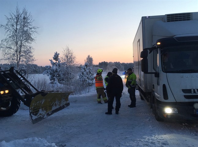 En traktor och en lastbil var inblandade i en krock på Norra Munsalavägen.