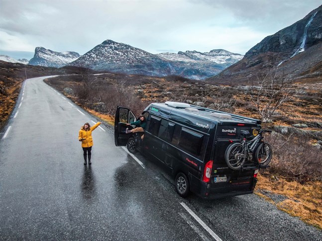 Emilia Wik och Elin Åsvik körde cirka 32 000 kilometer under sitt år som ambassadörer för ett finländskt husbilsföretag. På bilden befinner de sig i Norge.