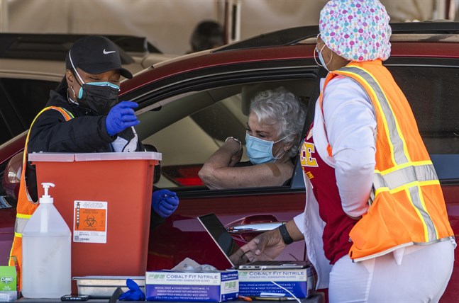Drive-in-vaccinering i Inglewood i Kalifornien i USA. Arkivbild.