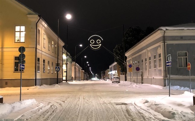 Ett jätteansikte lyser upp Storgatan i Jakobstad.