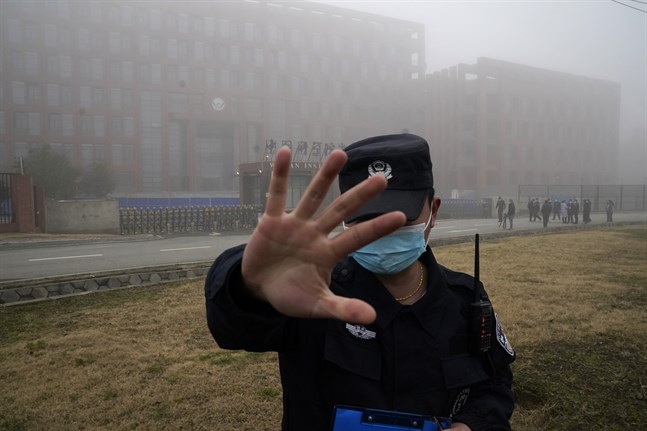 En vakt stoppar obehöriga från att komma nära det virologiska institutet i Wuhan.