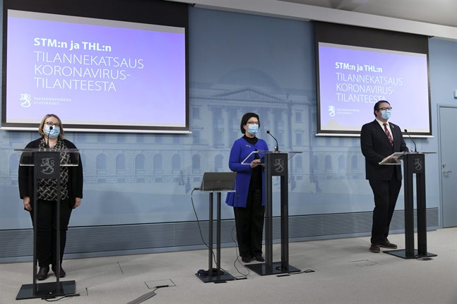 Helsingfors stads överläkare Sanna Isosomppi, Social- och hälsovårdsministeriets chefsstrateg Liisa-Maria Voipio-Pulkki och direktör Mika Salminen från Institutet för hälsa och välfärd berättar om virusläget i Finland just nu.