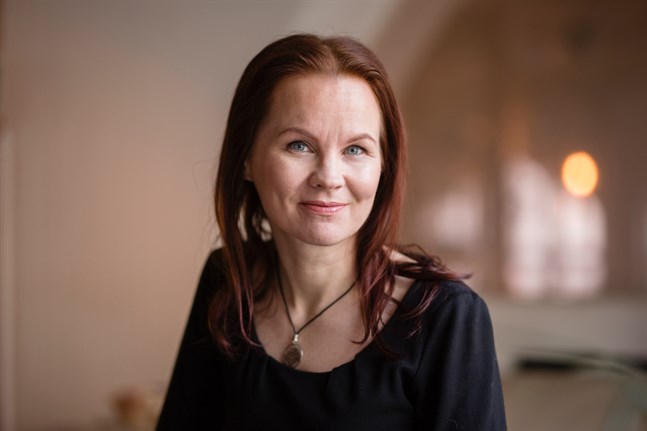 Författaren Marisha Rasi-Koskinen premieras med årets Runebergspris för sitt skönlitterära verk REC.