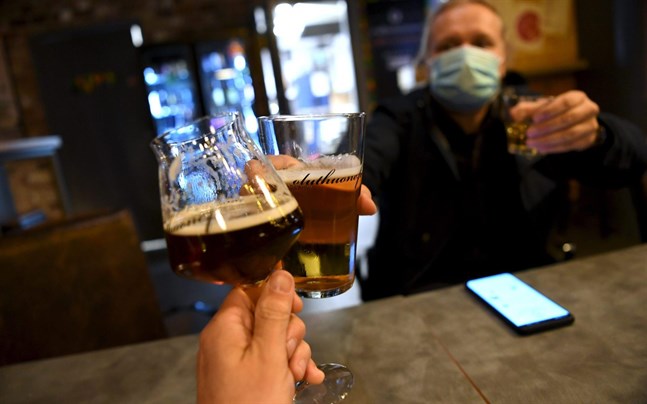 Utbytesstuderanden som vistats på restauranger i Helsingfors kan ha spridit vidare coronaviruset till andra restaurangbesökare.
