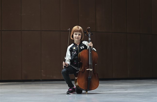 Iris Ahlsved är en hejare på cello och tycker bäst om att spela lugna låtar.