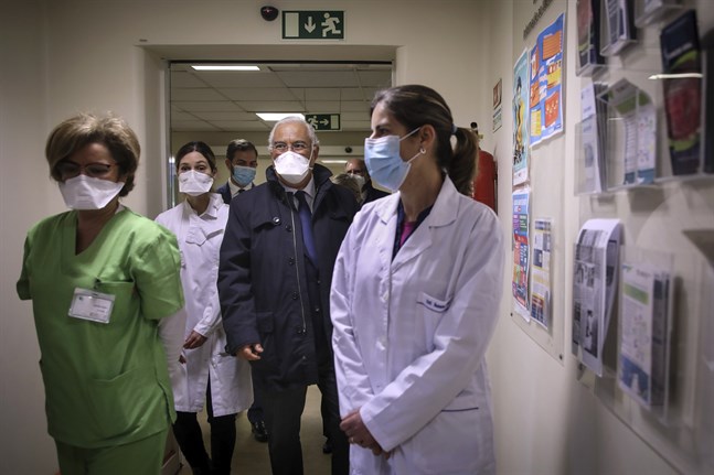 Portugals premiärminister António Costa visas runt på en hälsocentral i Lissabon där vaccinering pågår mot covid-19. Arkivbild.