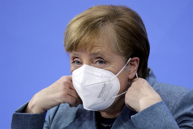 Tysklands förbundskansler Angela Merkel berättar i en tv-intervju att hon ofta ligger sömnlös och våndas över alla beslut som måste fattas till följd av pandemin. Bild från den 1 februari.