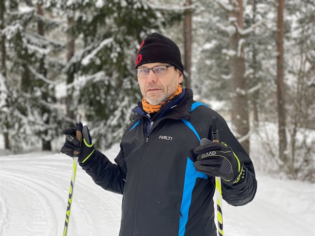 Skidtränaren Kenneth Kuuttinen gläder sig åt en riktig vinter. Han har, tillsammans med grannarna, fixat ett cirka tjugo kilometer långt skidspår kring området Bäckby-Kåtnäs.
