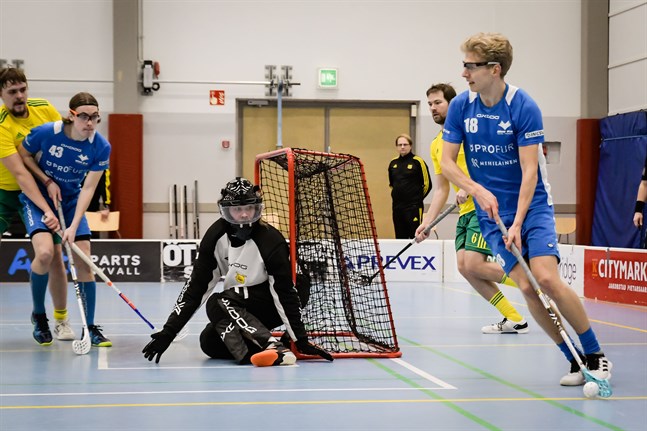 Johannes Vähäkangas snurrar runt med bollen när Blue Fox mötte Ilves. William Sundelin är beredd framför målet.
