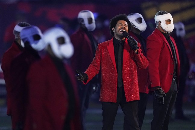The Weeknd uppträder med maskklädda dansare.