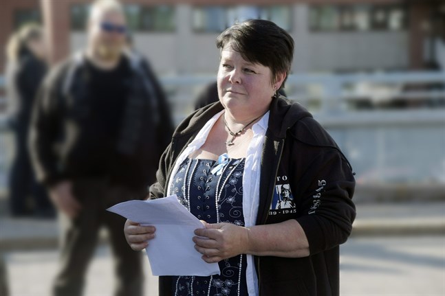 Terhi Kiemunki är sekreterare i den ultranationalistiska rörelsen Sinimusta liike. Kiemunki var tidigare riksdagsassistent för den sannfinländska riksdagsledamoten Lea Mäkipää och ordförande för Sannfinländarna i Tammerfors.