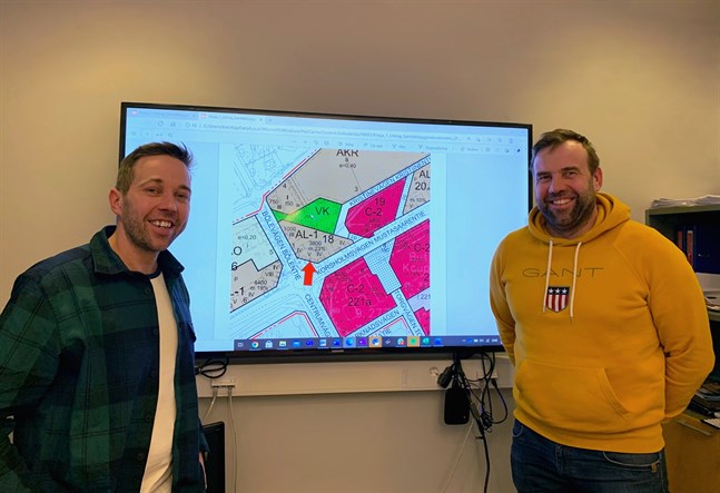 Saul Mäenpää från Omsorg Bostäder och Kim Mäenpää från MKM Solutions visar upp tomten i Smedsby som reserverats för flervåningshusen.