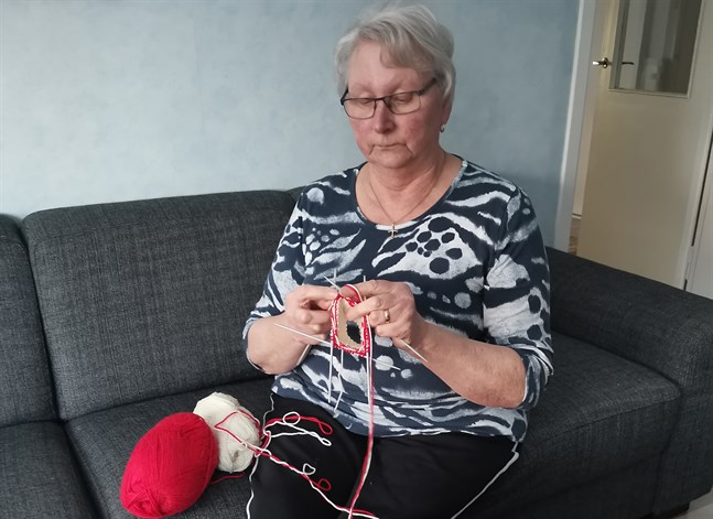 Britt-Marie Teir är en av dem som redan stickar rödvita strumpor till förmån för insamlingen Gemensamt ansvar.