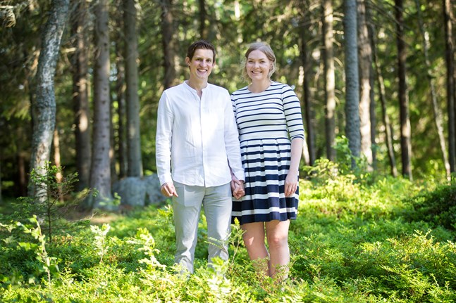 Benjamin Lehmann och Emilia Häggman gör ett andra försök till midsommarbröllop i år, i stället för det som flyttades fram förra året.