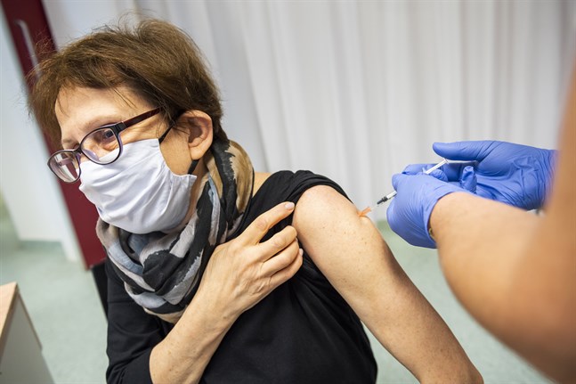 En ungersk kvinna vaccineras mot covid-19. Arkivbild.