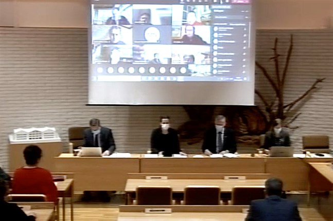 Många deltog på distans i Närpes stadsfullmäktiges möte på måndagen.
