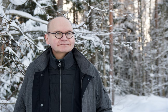 Sedan slutet av januari rapporterar Vasa sjukvårdsdistrikt inte längre de kommunvisa siffrorna för nya coronafall. – Infektionskontrollen skulle gå bättre om man utgick från de tre ekonomiska regionerna eller arbetspendlingsområden i stället för kommunerna, säger Heikki Kaukoranta, smittskyddsläkare och ledande överläkare på Vasa stad.