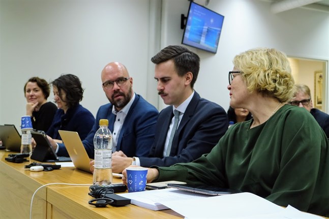 Parlamentsledamöterna Miapetra Kumpula-Natri, Matias Mäkynen och Kim Berg har missat ganska många möten. Ivanka Capova (bredvid Berg) har inte missat ett enda.