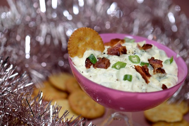 Mumsig Mellodipp med extra allt, bland annat knaprigt bacon och generöst med färska örter.