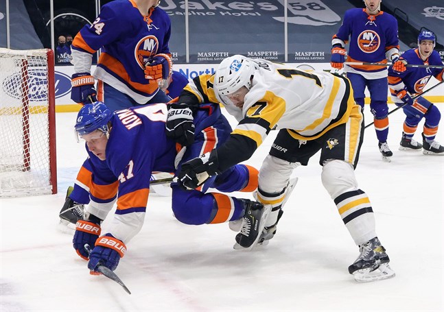Det ges och tas i rinkarna i NHL. Här är det Islanders Leo Komarov som bjuds på en flygtur av Bryan Rust i matchen mot Pittsburgh Penguins den 6 februari.