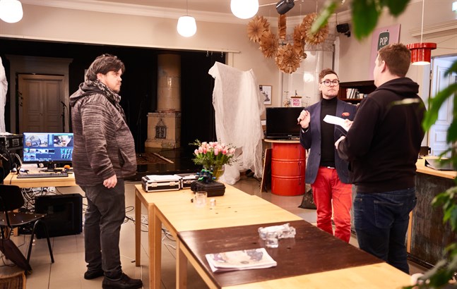 Thomas Enroth och Thomas Lundin gör sig redo för inspelningen av dagens första soffsamtal. De går igenom detaljerna med teknikern Jakob Löflund.