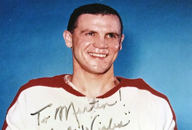 Ralph Backstrom porträtterad på en bild med autograf från sin tid i Montréal Canadiens.