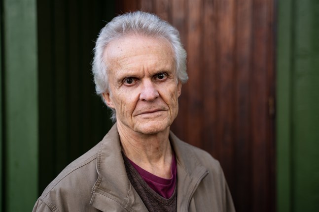 Kjell Lindblad, född 1951, har skrivit noveller, romaner, en barnbok och dramatik för radio, tv och teater.
