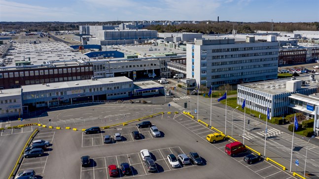 Volvo Cars återkallar 9 000 bilar som byggts i fabriken i Torslanda. Orsaken är att en styrenhet till airbagen riskerar att lossna.