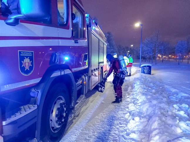 Räddningsdykare inspekterade området kring vaken, men hittade ingen som gått genom isen.