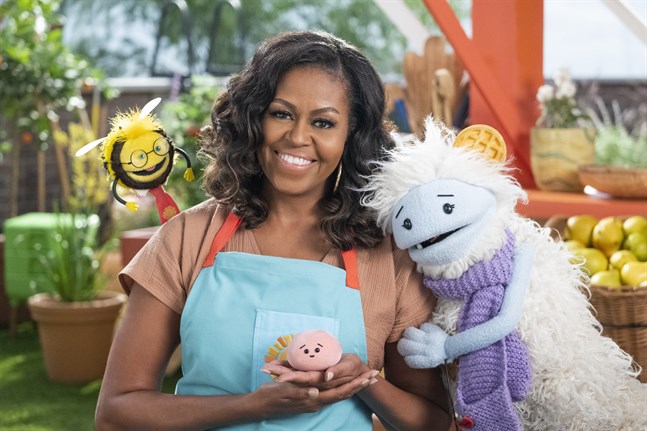 Michelle Obama tillsammans med sina dockföljeslagare. Pressbild.