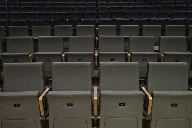 Kulturarbetarnas "näringsförbud" har nu pågått i över ett år, påpekar Thomas Enroth.