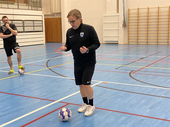 Damlandslagets assisterande tränare Lars Mosander lär ut tekniska färdigheter åt Sportings juniortränare. I bakgrunden följer Robert Lähteenmäki med.