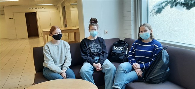 Abiturienterna Anna Snellman, Frida Enlund och Emma Aho på Karleby svenska gymnasium tänker minimera sitt sociala umgänge ytterligare när det är dags att läsa inför studentskrivningarna. Att missa ett prov på grund av sjukdom vill de inte vara med om.