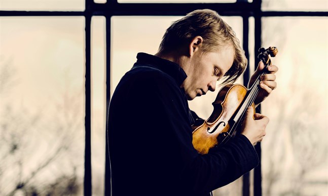 Det senaste året har inte varit det lättaste för violinisten Pekka Kuusisto, men han ser fram emot fredagens strömmade konsert med Mellersta Österbottens Kammarorkester.