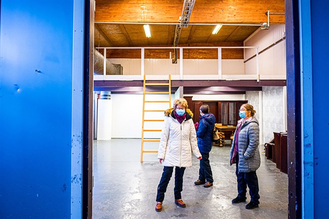 Kristina Slotte, Hilkka Huggare och Mona Häggblom i en del av den stora lokal som ska bli loppis i Kronoby.