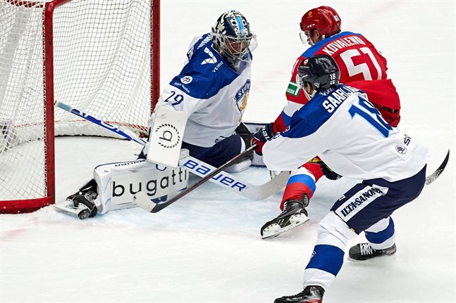 Harri Säteri stod sysslolös i långa stunder, men när de ryska påhälsningarna kom var de farliga. Här sätter Säteri stopp för Nikolaj Kovalenko, med lite hjälp av Vili Saarijärvi.