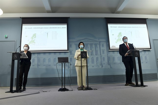 Anni Virolainen-Julkunen och Liisa-Maria Voipio-Pulkki från Social- och hälsovårdsministeriet samt Mika Salminen från Institutet för hälsa och välfärd på torsdagens presskonferens.