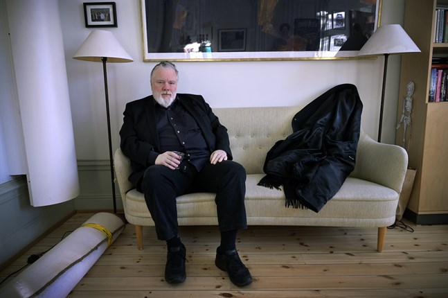 Kjell Andersson har arbetat med artister som Ulf Lundell, Per Gessle och Plura. Nu har han skrivit boken "Ingen går hel ur det här", som han kallar för sina arbetsmemoarer.