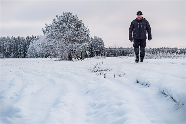 Thomas Andtbacka i Kronoby har fått ett skoterspår draget över sina marker. Utan att ha gett sitt medgivande.