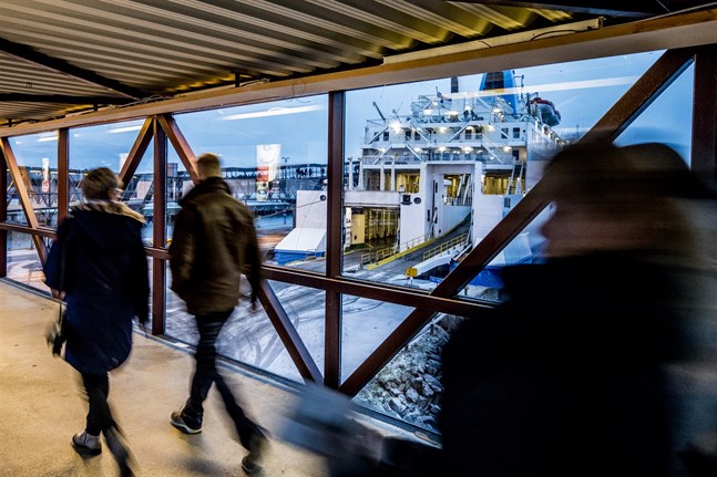 Från och med tisdag kräver rederierna ett negativt coronatest av alla som ska resa med färja från Sverige eller Estland till Finland.