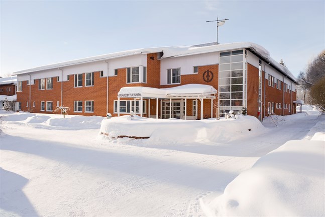 Nykarleby sjukhem firar trettio år med att ge personalen förtjänsttecken.