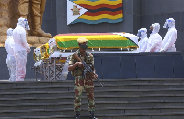 Begravning av tre högt uppsatta zimbabwier i Harare i januari. Landets elit är van vid att kunna söka vård utomlands, men drabbas nu också hårt av pandemin.