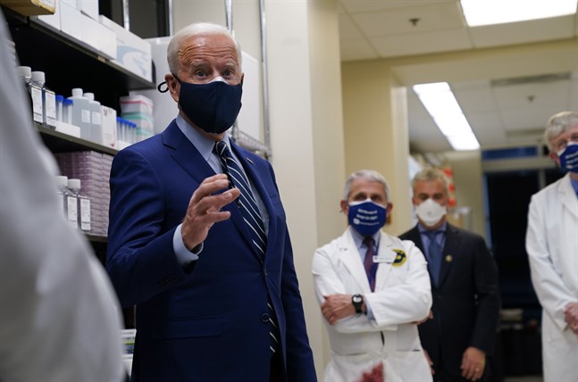 Joe Biden besökte vaccinforskningscentret vid National Institutes of Health i Maryland på torsdagen.