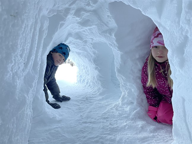 Kasper, Amelie och Jasmine Berg har byggt ett snöhotell tillsammans med pappa Johannes.