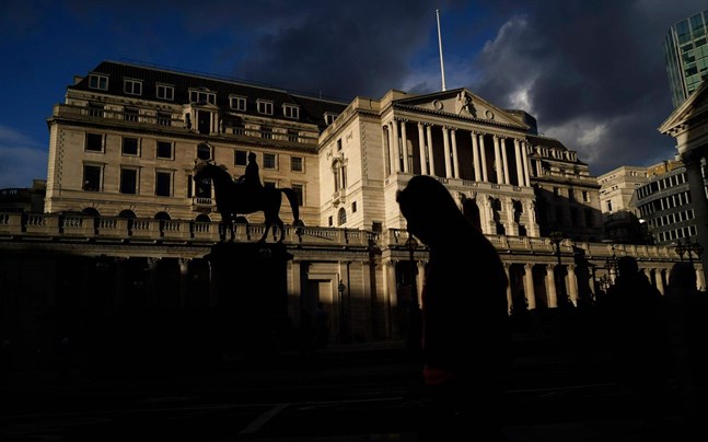 Mörka moln hopar sig över Bank of England. Den brittiska centralbanken räknar med att ekonomin krymper 4 procent under första kvartalet i år.