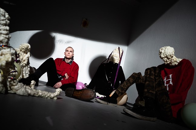 En av Tim Jansson vänner tog sitt liv för två år sedan. I den installation han nu visar i White box har han arbetat med temat självmord.