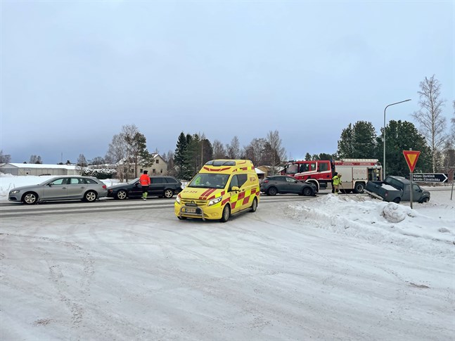 Fyra personbilar var inblandade i en kedjekrock i Finby på fredagseftermiddagen.