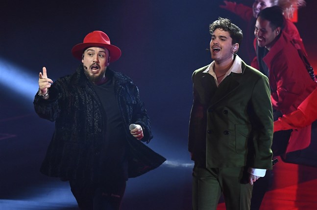 Programledarna Anis Don Demina och Oscar Zia välkomnar tv-tittarna till Melodifestivalens andra deltävling med ett öppningsnummer.