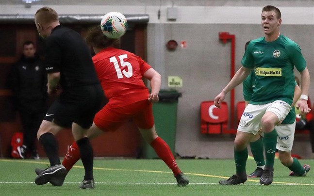 Adam Vidjeskog i KPV är redo att plocka upp bollen bakom ryggen på Markus Kronholm i Jaro och domaren Kalle Mäkinen.